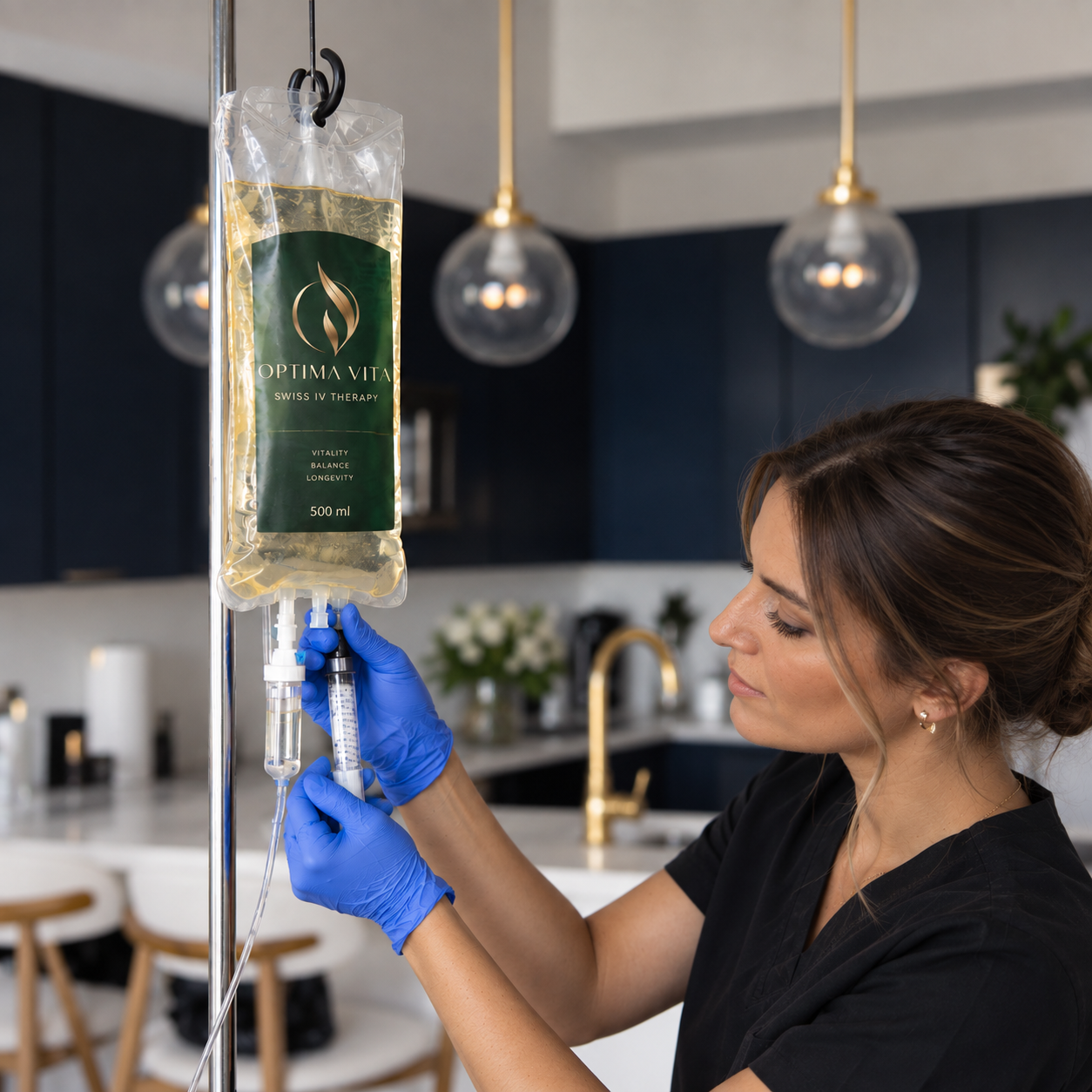 Infirmier·ère diplômé·e préparant une perfusion IV d'hydratation